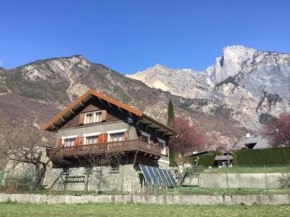 Maison rénovée aux pieds des cols, de la Vanoise et des stations de ski